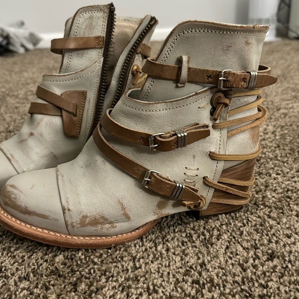 Selling barely worn Freebird boots